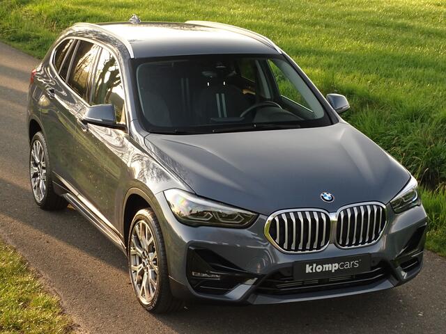 BMW X1 sDrive20i | 19 inch | Stormbay Grey | Sportline | PDC v+a | Topstaat!