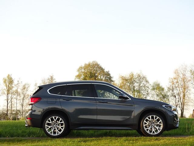 BMW X1 sDrive20i | 19 inch | Stormbay Grey | Sportline | PDC v+a | Topstaat!