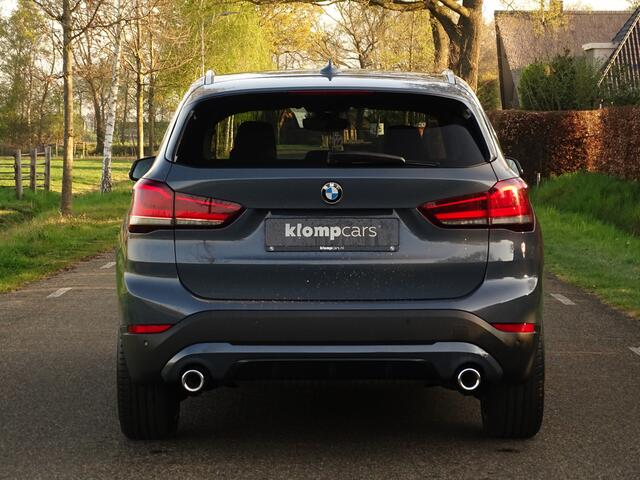 BMW X1 sDrive20i | 19 inch | Stormbay Grey | Sportline | PDC v+a | Topstaat!