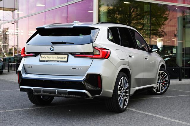 BMW X1 xDrive25e High Executive M Sport Automaat / Panoramadak / Trekhaak / Sportstoelen / Adaptieve LED / M Adaptief onderstel / Parking Assistant Plus / Comfort Access