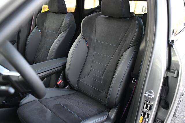 BMW X1 xDrive25e High Executive M Sport Automaat / Panoramadak / Trekhaak / Sportstoelen / Adaptieve LED / M Adaptief onderstel / Parking Assistant Plus / Comfort Access