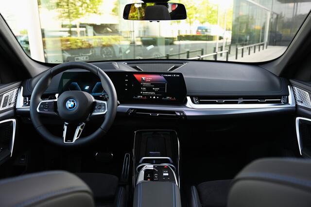 BMW X1 xDrive25e High Executive M Sport Automaat / Panoramadak / Trekhaak / Sportstoelen / Adaptieve LED / M Adaptief onderstel / Parking Assistant Plus / Comfort Access
