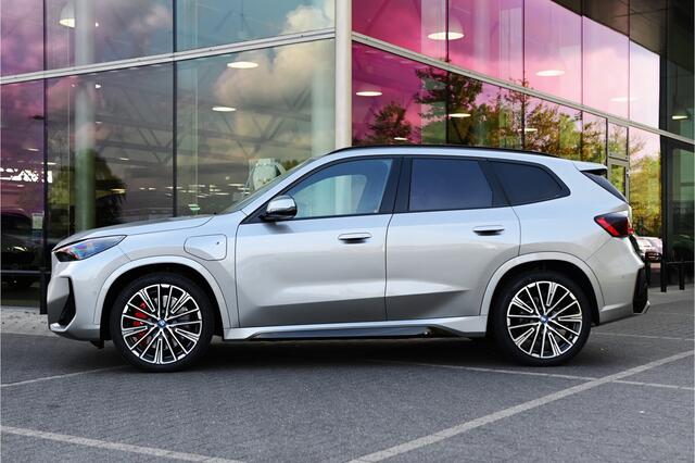 BMW X1 xDrive25e High Executive M Sport Automaat / Panoramadak / Trekhaak / Sportstoelen / Adaptieve LED / M Adaptief onderstel / Parking Assistant Plus / Comfort Access