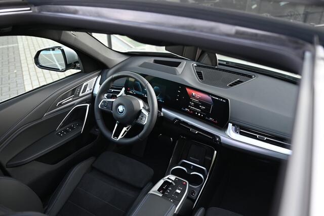 BMW X1 xDrive25e High Executive M Sport Automaat / Panoramadak / Trekhaak / Sportstoelen / Adaptieve LED / M Adaptief onderstel / Parking Assistant Plus / Comfort Access