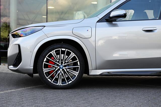 BMW X1 xDrive25e High Executive M Sport Automaat / Panoramadak / Trekhaak / Sportstoelen / Adaptieve LED / M Adaptief onderstel / Parking Assistant Plus / Comfort Access