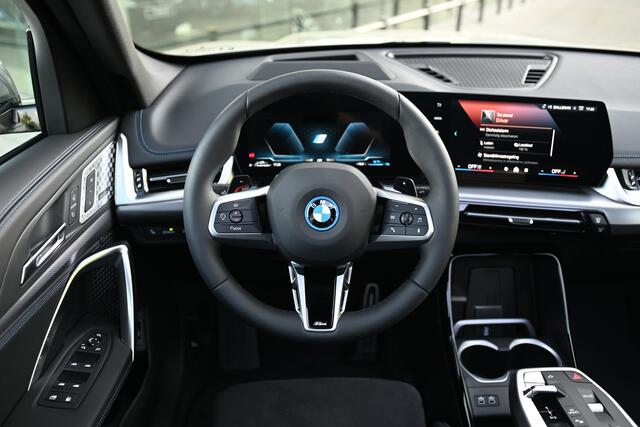 BMW X1 xDrive25e High Executive M Sport Automaat / Panoramadak / Trekhaak / Sportstoelen / Adaptieve LED / M Adaptief onderstel / Parking Assistant Plus / Comfort Access
