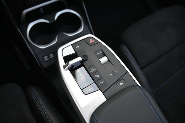 BMW X1 xDrive25e High Executive M Sport Automaat / Panoramadak / Trekhaak / Sportstoelen / Adaptieve LED / M Adaptief onderstel / Parking Assistant Plus / Comfort Access