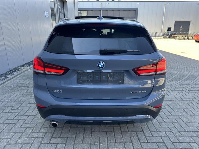 BMW X1 xDrive25e Sport Line Pano. Elek. Stoel verst. LED, Keyless