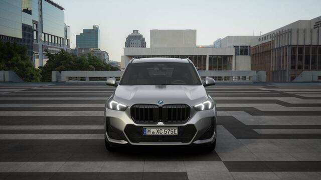 BMW X1 xDrive25e High Executive M Sport Automaat / Panoramadak / Trekhaak / Adaptieve LED / M Adaptief onderstel / Parking Assistant Plus / Head-Up / Comfort Access