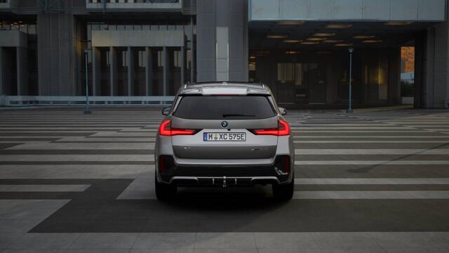 BMW X1 xDrive25e High Executive M Sport Automaat / Panoramadak / Trekhaak / Adaptieve LED / M Adaptief onderstel / Parking Assistant Plus / Head-Up / Comfort Access