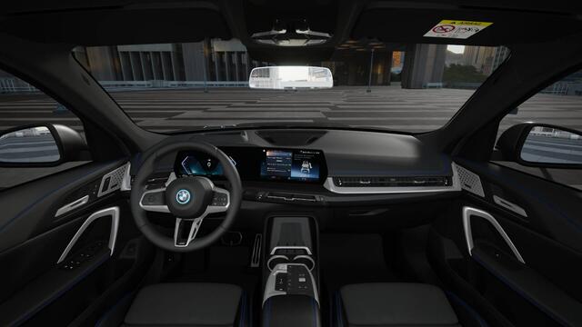 BMW X1 xDrive25e High Executive M Sport Automaat / Panoramadak / Trekhaak / Adaptieve LED / M Adaptief onderstel / Parking Assistant Plus / Head-Up / Comfort Access