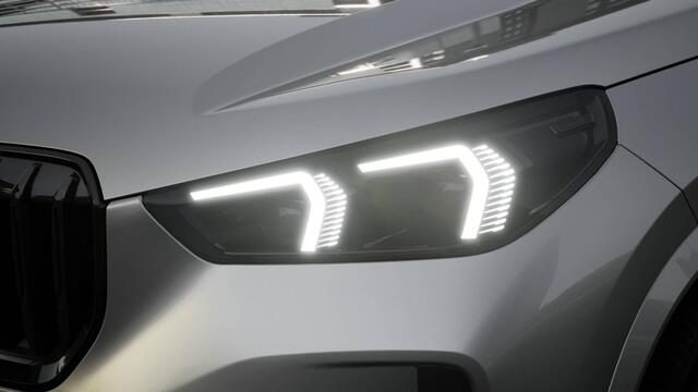BMW X1 xDrive25e High Executive M Sport Automaat / Panoramadak / Trekhaak / Adaptieve LED / M Adaptief onderstel / Parking Assistant Plus / Head-Up / Comfort Access