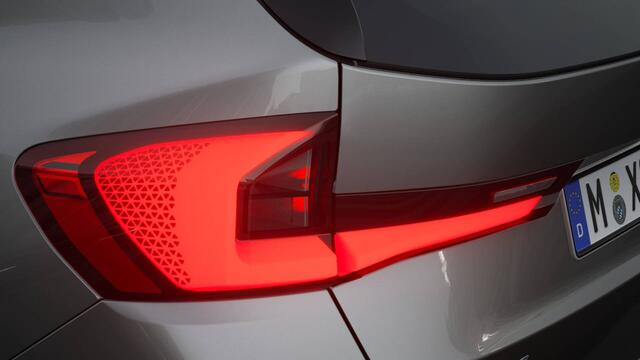 BMW X1 xDrive25e High Executive M Sport Automaat / Panoramadak / Trekhaak / Adaptieve LED / M Adaptief onderstel / Parking Assistant Plus / Head-Up / Comfort Access