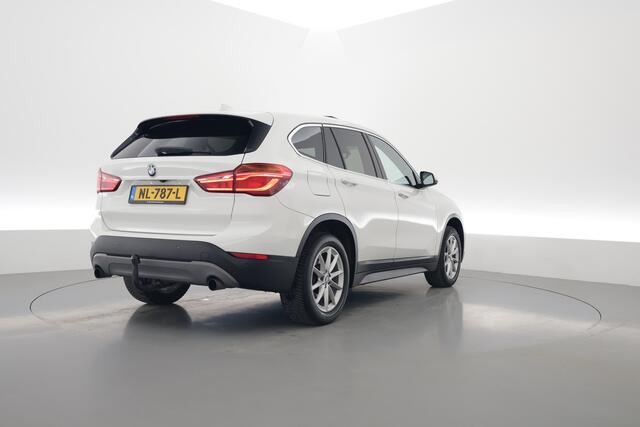 BMW X1 sDrive20i Centennial High Executive | Pano | HUD | Afn. Trekhaak | Camera | Adapt. Cruise | Navi