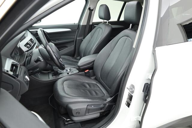 BMW X1 sDrive20i Centennial High Executive | Pano | HUD | Afn. Trekhaak | Camera | Adapt. Cruise | Navi