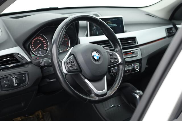 BMW X1 sDrive20i Centennial High Executive | Pano | HUD | Afn. Trekhaak | Camera | Adapt. Cruise | Navi