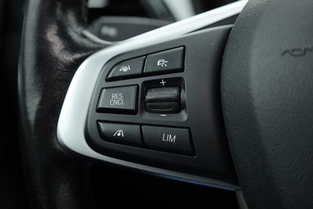 BMW X1 sDrive20i Centennial High Executive | Pano | HUD | Afn. Trekhaak | Camera | Adapt. Cruise | Navi