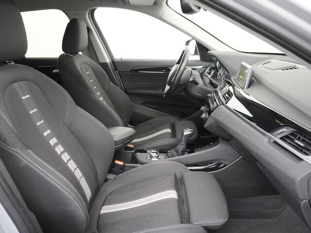 BMW X1 sDrive18i High Executive Sport line Trekhaak Stoelverwarming Navi Ecc Cruise control Pdc Led Licht pakket Privacy Glas Hifi luidsprekers Connected Bluetooth Trekgewicht 1.700kg