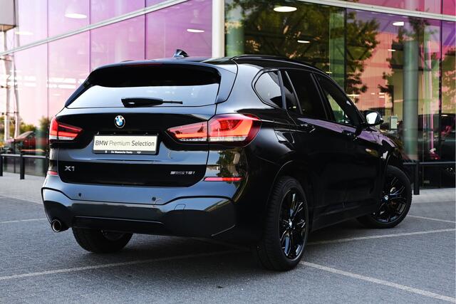 BMW X1 sDrive18i High Executive M Sport Automaat / Panoramadak / Sportstoelen / Achteruitrijcamera / Adaptieve LED / Head-Up / Stuurverwarming