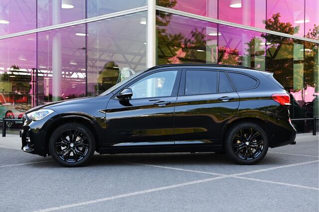 BMW X1 sDrive18i High Executive M Sport Automaat / Panoramadak / Sportstoelen / Achteruitrijcamera / Adaptieve LED / Head-Up / Stuurverwarming