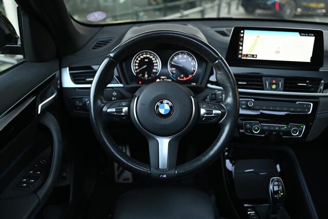 BMW X1 sDrive18i High Executive M Sport Automaat / Panoramadak / Sportstoelen / Achteruitrijcamera / Adaptieve LED / Head-Up / Stuurverwarming