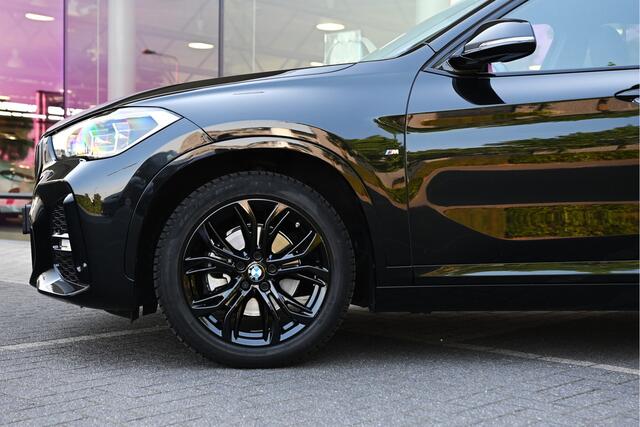 BMW X1 sDrive18i High Executive M Sport Automaat / Panoramadak / Sportstoelen / Achteruitrijcamera / Adaptieve LED / Head-Up / Stuurverwarming