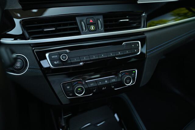 BMW X1 sDrive18i High Executive M Sport Automaat / Panoramadak / Sportstoelen / Achteruitrijcamera / Adaptieve LED / Head-Up / Stuurverwarming