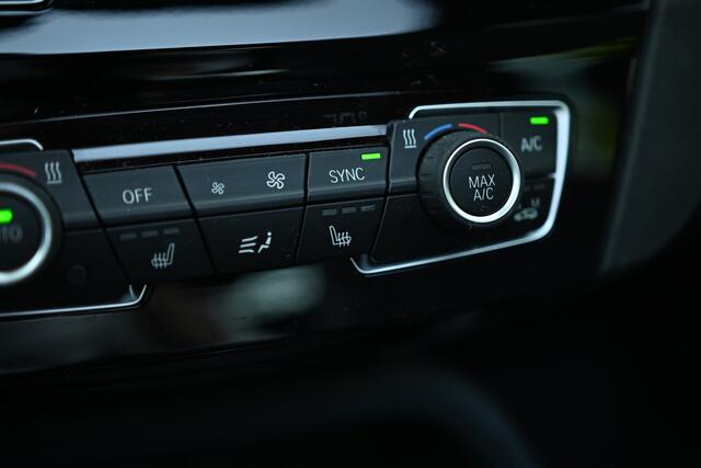 BMW X1 sDrive18i High Executive M Sport Automaat / Panoramadak / Sportstoelen / Achteruitrijcamera / Adaptieve LED / Head-Up / Stuurverwarming