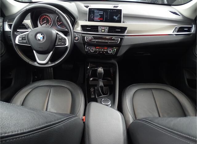 BMW X1 sDrive18i Harman Kardon-Leder elec koffer- elec stoelen met geheugen- keyless start- inst- HUD Leder bekleding- stoelverw- cruisec- multystuur- botswaarsch