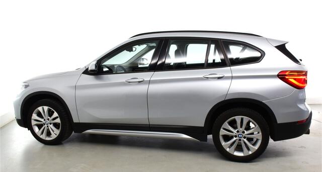 BMW X1 sDrive18i Harman Kardon-Leder elec koffer- elec stoelen met geheugen- keyless start- inst- HUD Leder bekleding- stoelverw- cruisec- multystuur- botswaarsch