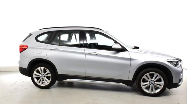BMW X1 sDrive18i Harman Kardon-Leder elec koffer- elec stoelen met geheugen- keyless start- inst- HUD Leder bekleding- stoelverw- cruisec- multystuur- botswaarsch