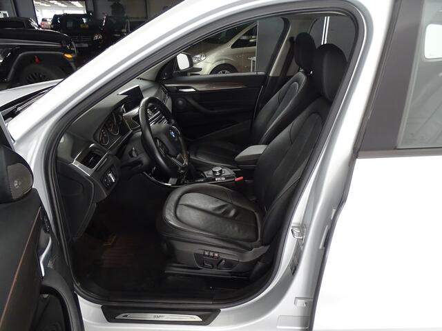 BMW X1 sDrive18i Harman Kardon-Leder elec koffer- elec stoelen met geheugen- keyless start- inst- HUD Leder bekleding- stoelverw- cruisec- multystuur- botswaarsch