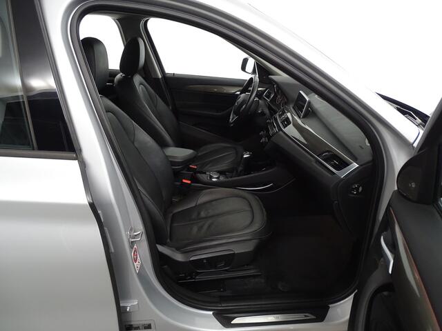 BMW X1 sDrive18i Harman Kardon-Leder elec koffer- elec stoelen met geheugen- keyless start- inst- HUD Leder bekleding- stoelverw- cruisec- multystuur- botswaarsch