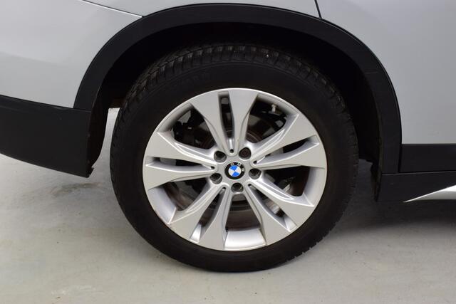BMW X1 sDrive18i Harman Kardon-Leder elec koffer- elec stoelen met geheugen- keyless start- inst- HUD Leder bekleding- stoelverw- cruisec- multystuur- botswaarsch