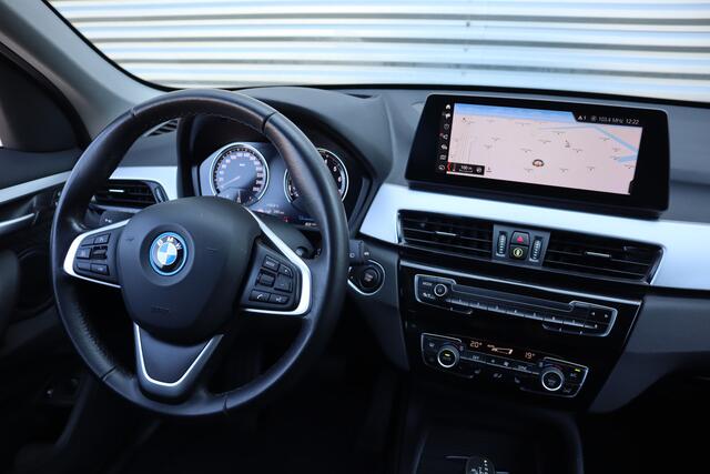 BMW X1 xDrive25e Trekhaak / Camera / Head-up / LED / Stoelverwarming / Cruise / Climate