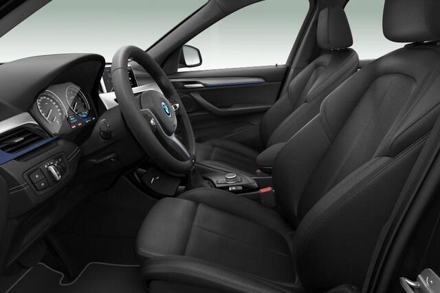 BMW X1 xDrive25e M-Sport / LED koplampen / Elektrische Achterklep / Stoelverwarming / Stuurverwarming / Shadowline / Parkeersensoren / Trekhaak