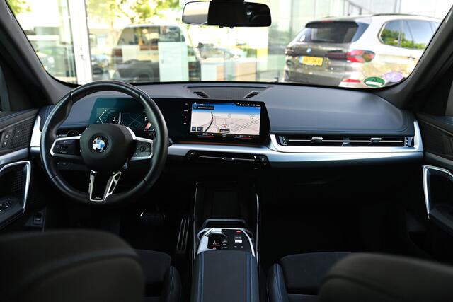 BMW X1 sDrive18i M Sport Automaat / Trekhaak / Sportstoelen / Adaptieve LED / M Adaptief onderstel / Comfort Access / Parking Assistant / Stuurverwarming