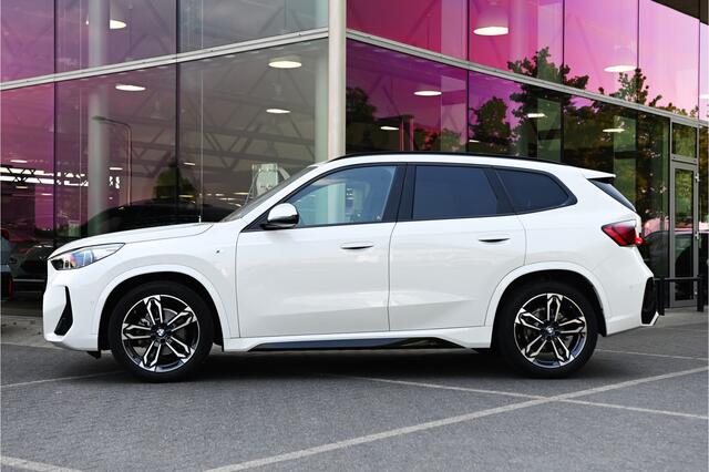 BMW X1 sDrive18i M Sport Automaat / Trekhaak / Sportstoelen / Adaptieve LED / M Adaptief onderstel / Comfort Access / Parking Assistant / Stuurverwarming