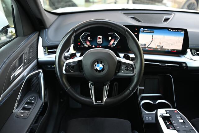 BMW X1 sDrive18i M Sport Automaat / Trekhaak / Sportstoelen / Adaptieve LED / M Adaptief onderstel / Comfort Access / Parking Assistant / Stuurverwarming