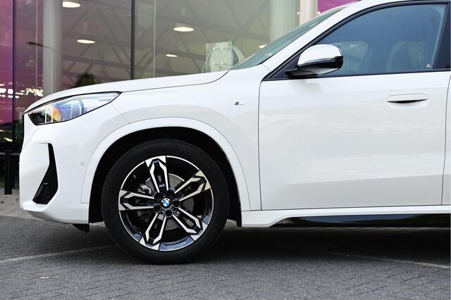BMW X1 sDrive18i M Sport Automaat / Trekhaak / Sportstoelen / Adaptieve LED / M Adaptief onderstel / Comfort Access / Parking Assistant / Stuurverwarming