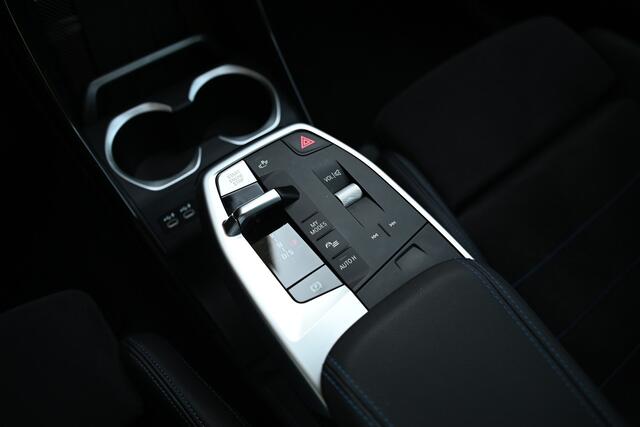 BMW X1 sDrive18i M Sport Automaat / Trekhaak / Sportstoelen / Adaptieve LED / M Adaptief onderstel / Comfort Access / Parking Assistant / Stuurverwarming
