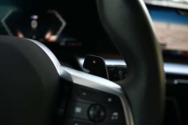 BMW X1 sDrive18i M Sport Automaat / Trekhaak / Sportstoelen / Adaptieve LED / M Adaptief onderstel / Comfort Access / Parking Assistant / Stuurverwarming