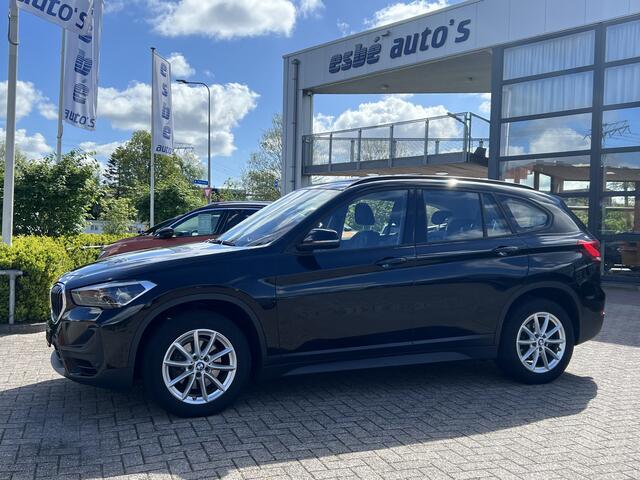 BMW X1 sDrive18i 140 pk Automaat Executive Panoramadak Navi Prof Leer Head Up Camera DAB Stoelverwarming Led Koplampen NL Auto