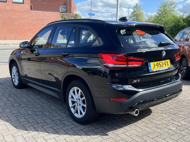 BMW X1 sDrive18i 140 pk Automaat Executive Panoramadak Navi Prof Leer Head Up Camera DAB Stoelverwarming Led Koplampen NL Auto