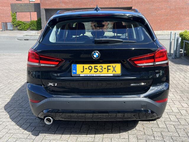 BMW X1 sDrive18i 140 pk Automaat Executive Panoramadak Navi Prof Leer Head Up Camera DAB Stoelverwarming Led Koplampen NL Auto