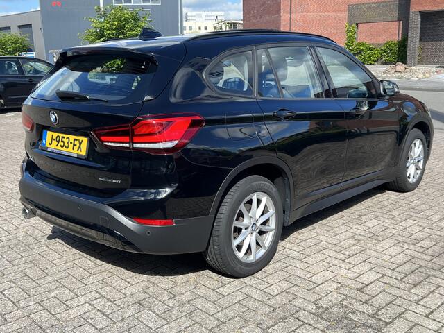 BMW X1 sDrive18i 140 pk Automaat Executive Panoramadak Navi Prof Leer Head Up Camera DAB Stoelverwarming Led Koplampen NL Auto