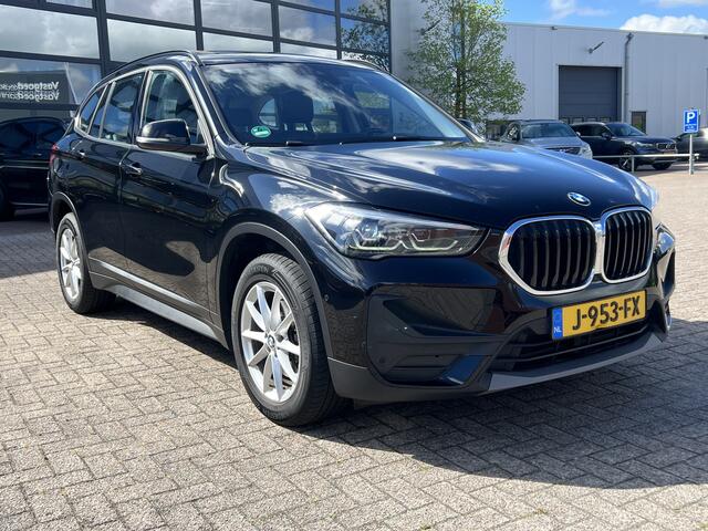 BMW X1 sDrive18i 140 pk Automaat Executive Panoramadak Navi Prof Leer Head Up Camera DAB Stoelverwarming Led Koplampen NL Auto