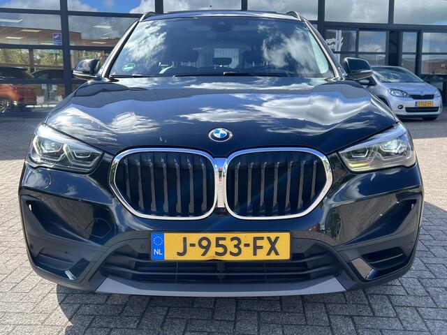 BMW X1 sDrive18i 140 pk Automaat Executive Panoramadak Navi Prof Leer Head Up Camera DAB Stoelverwarming Led Koplampen NL Auto