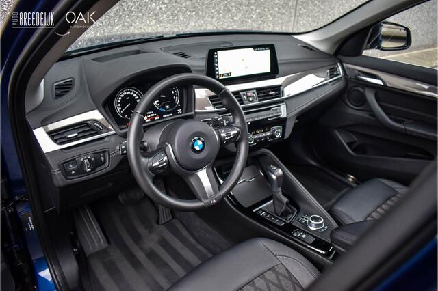 BMW X1 xDrive25e Aut. | X-Line | Navigatie | Panorama | Half Leder | Memory | Head-Up | Camera | 18"LM | Phytonic Blauw