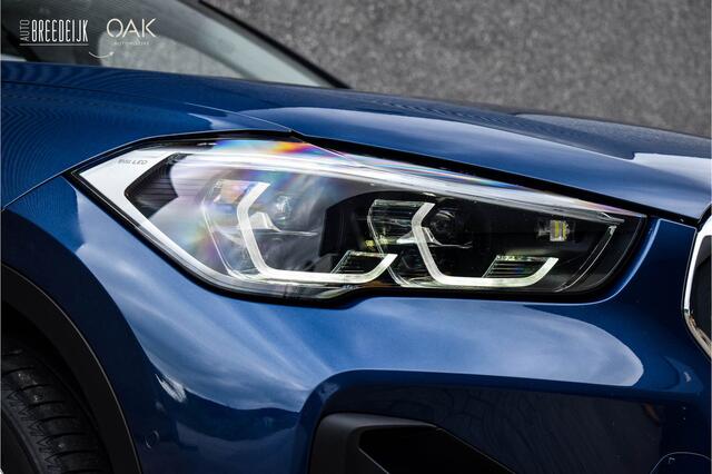 BMW X1 xDrive25e Aut. | X-Line | Navigatie | Panorama | Half Leder | Memory | Head-Up | Camera | 18"LM | Phytonic Blauw